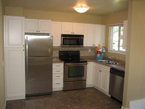 Experience Affordable QUALITY & STYLE * * * FRESH Renovated 3-Bedroom Home - Thumbnail 11