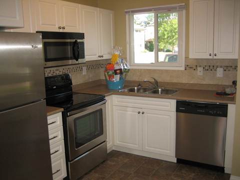 Experience Affordable QUALITY & STYLE * * * FRESH Renovated 3-Bedroom Home - Thumbnail 10