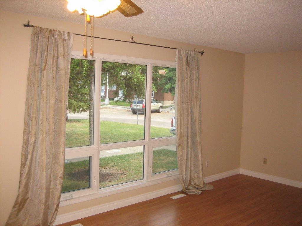 Rare BUNGALOW Townhome, 3 Bedrooms & 8 APPLIANCES! ~ North Edmonton - Thumbnail 11