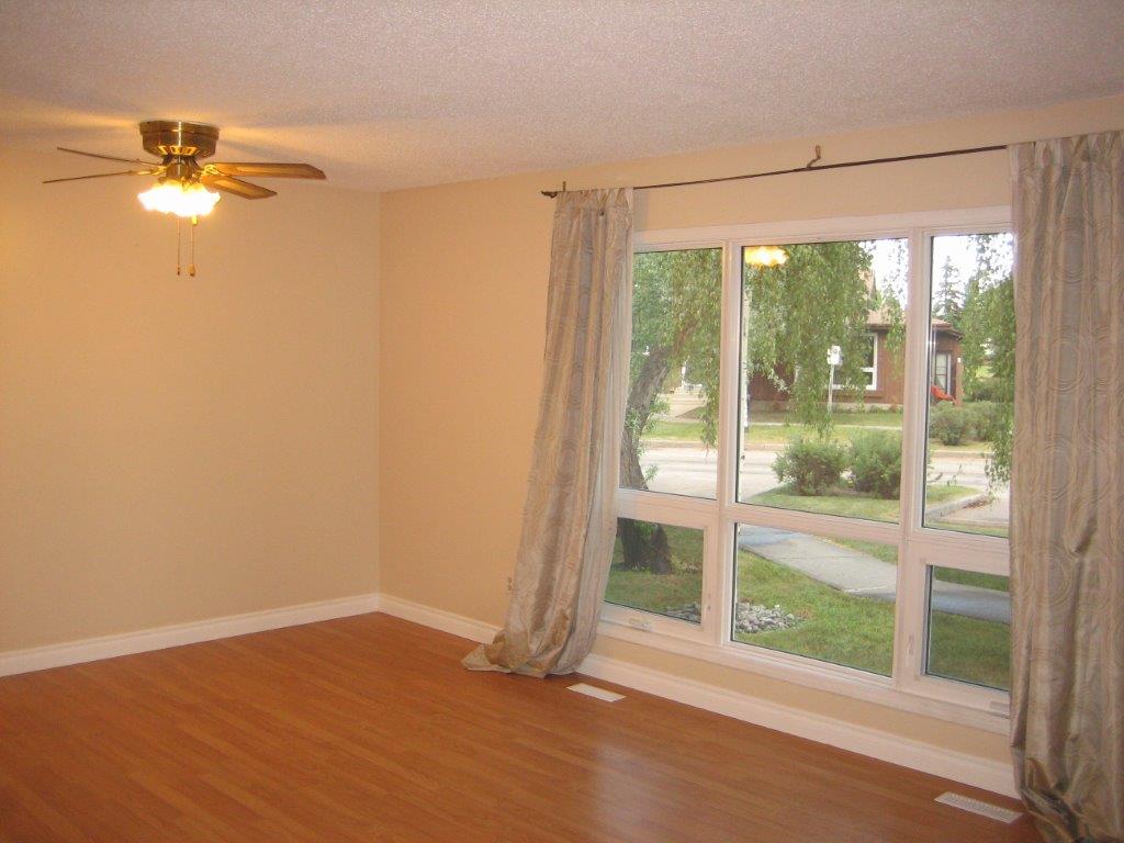 Rare BUNGALOW Townhome, 3 Bedrooms & 8 APPLIANCES! ~ North Edmonton - Image 1