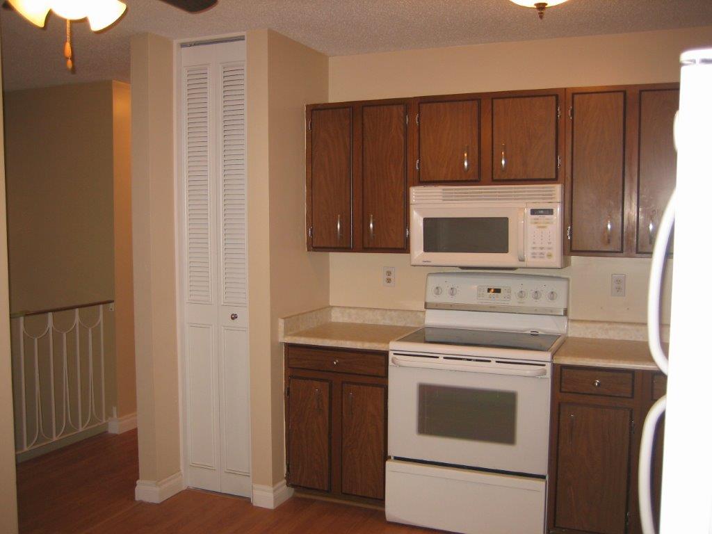Rare BUNGALOW Townhome, 3 Bedrooms & 8 APPLIANCES! ~ North Edmonton - Thumbnail 10