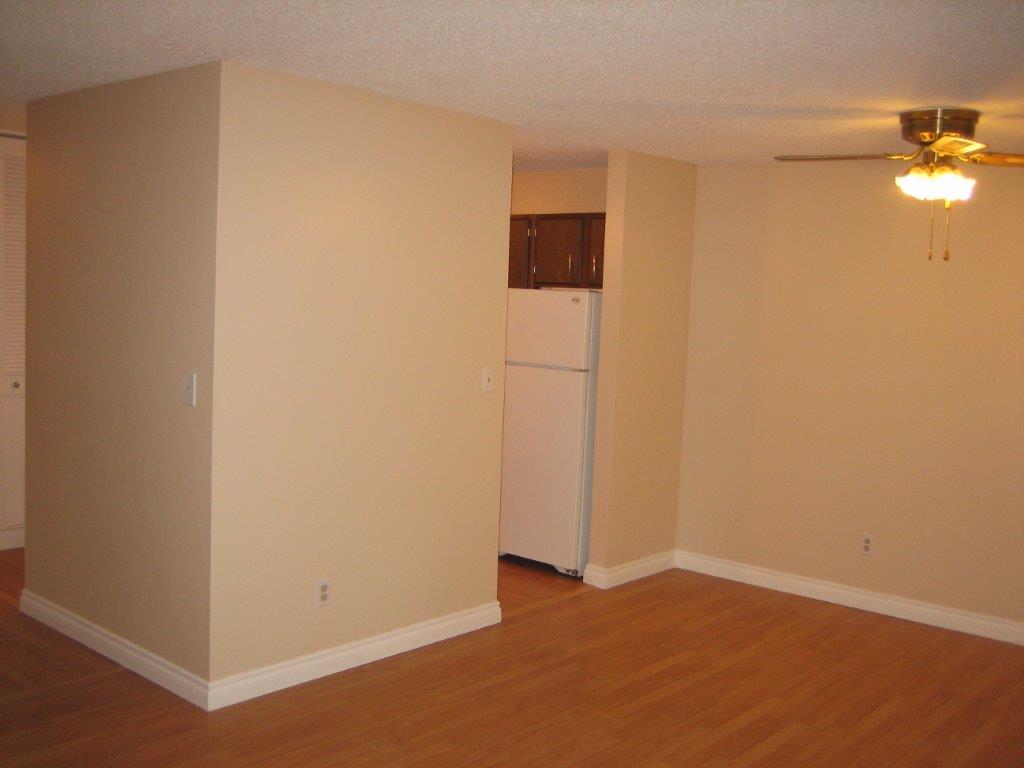 Rare BUNGALOW Townhome, 3 Bedrooms & 8 APPLIANCES! ~ North Edmonton - Thumbnail 2