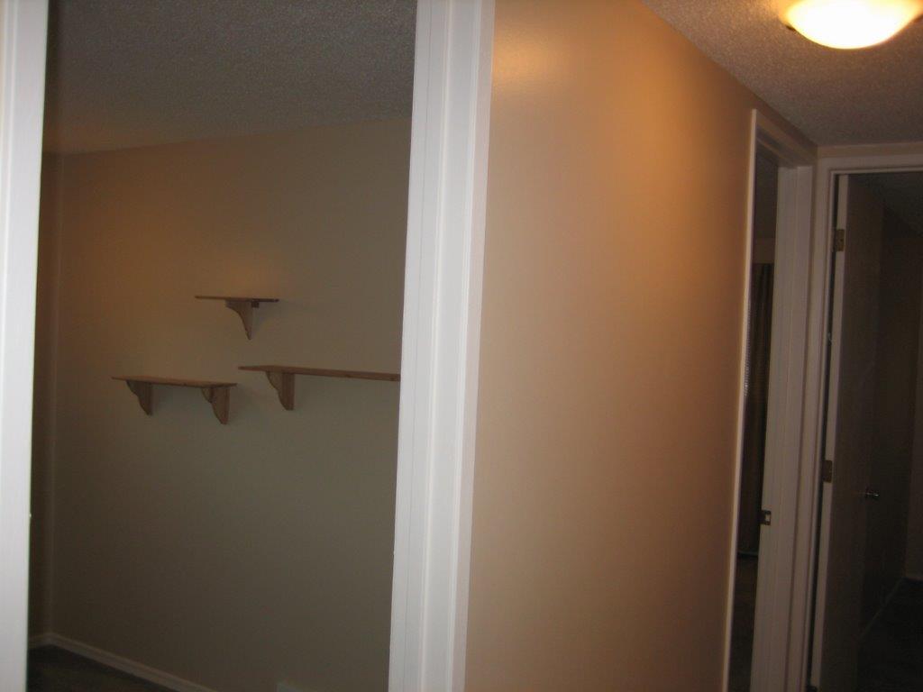 Rare BUNGALOW Townhome, 3 Bedrooms & 8 APPLIANCES! ~ North Edmonton - Thumbnail 4