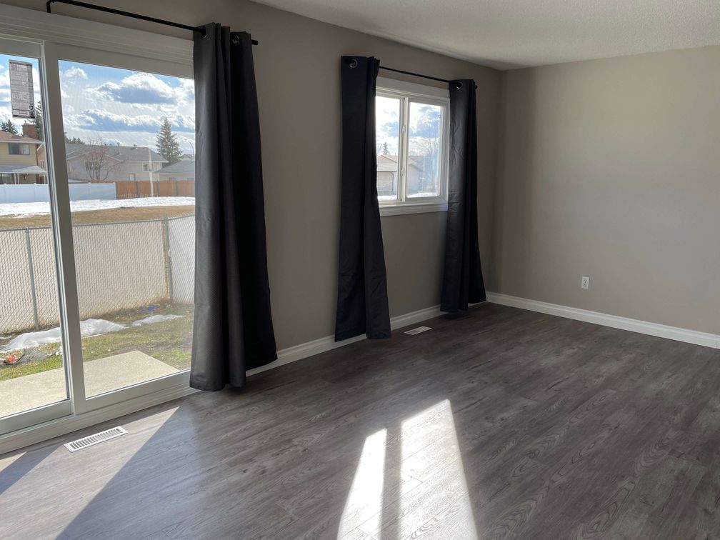 DELIGHTFUL 3-Bedroom Townhome with Private Outdoor Space! - Thumbnail 32