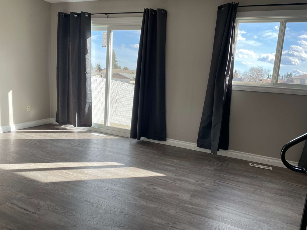 DELIGHTFUL 3-Bedroom Townhome with Private Outdoor Space! - Thumbnail 3