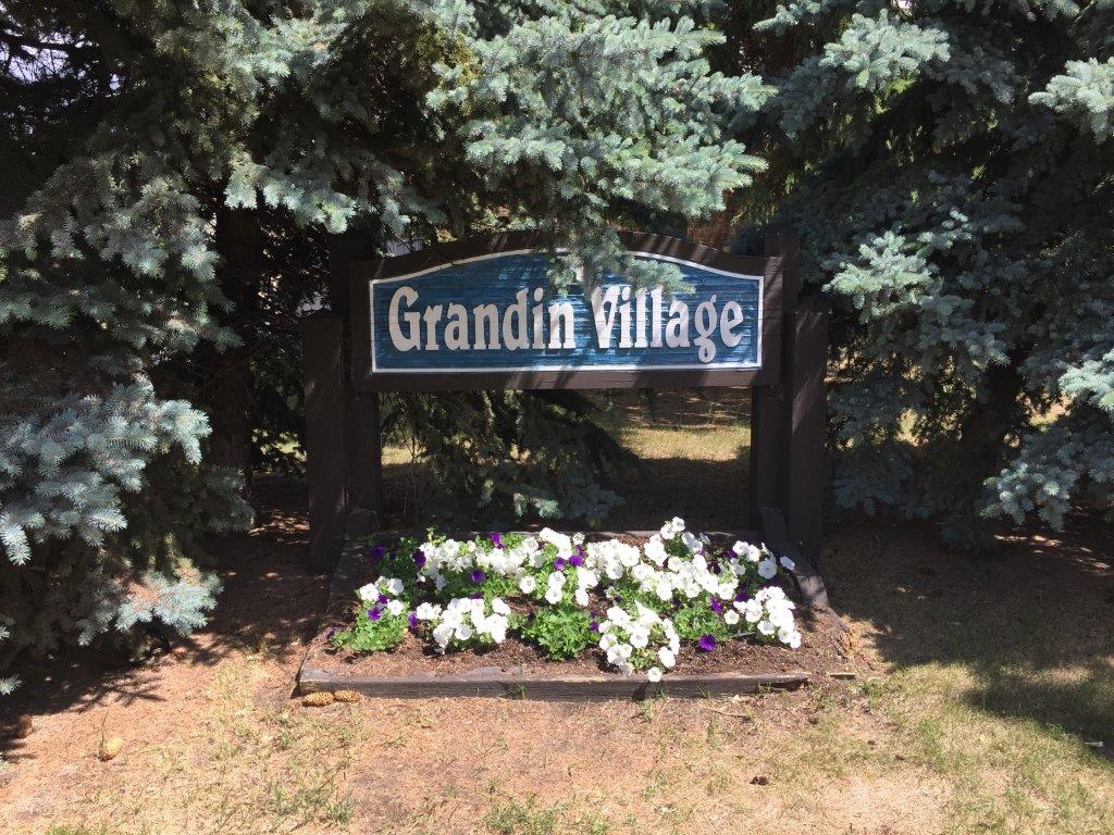 *** DISCOVER This DELIGHTFUL Family Townhome with Attached GARAGE *** - Thumbnail 68