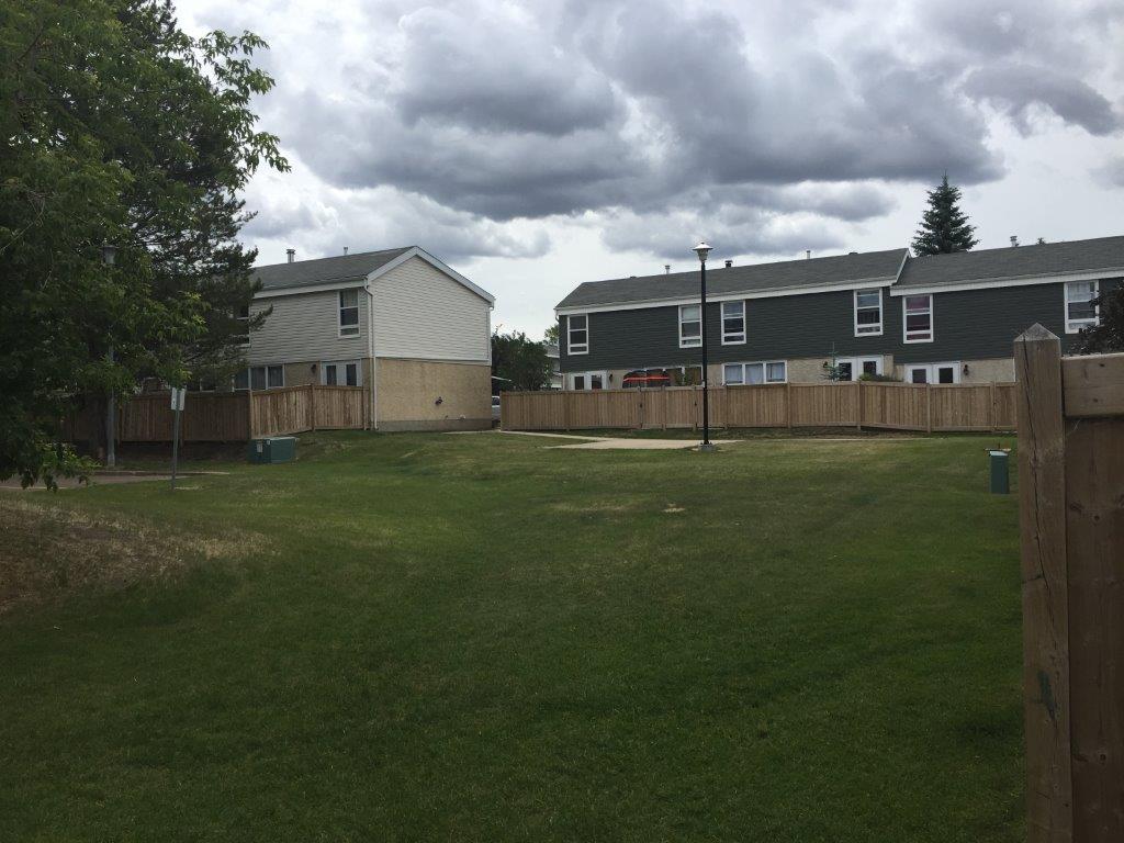 *** DISCOVER This DELIGHTFUL Family Townhome with Attached GARAGE *** - Thumbnail 65