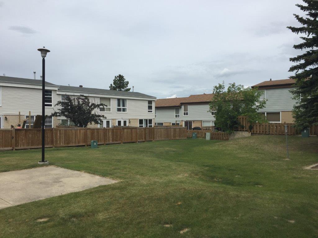*** DISCOVER This DELIGHTFUL Family Townhome with Attached GARAGE *** - Thumbnail 66