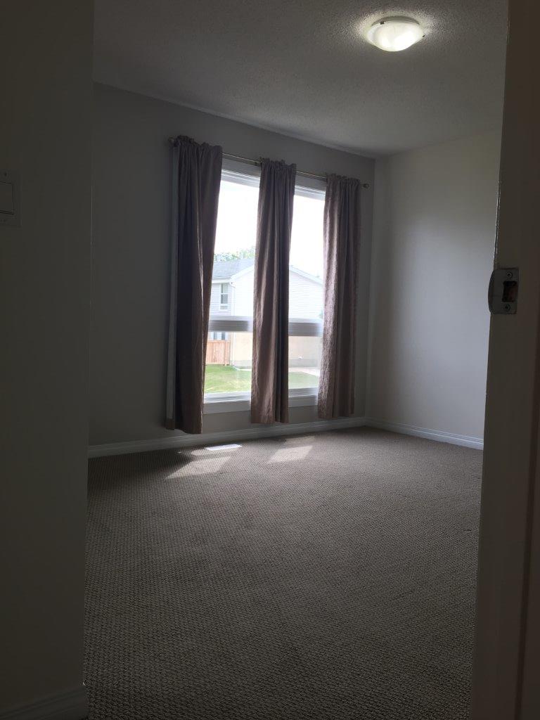 *** DISCOVER This DELIGHTFUL Family Townhome with Attached GARAGE *** - Thumbnail 27