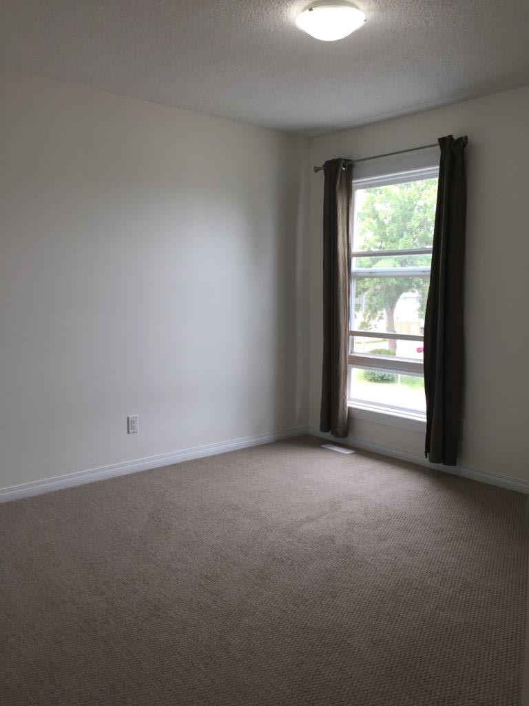 *** DISCOVER This DELIGHTFUL Family Townhome with Attached GARAGE *** - Thumbnail 29