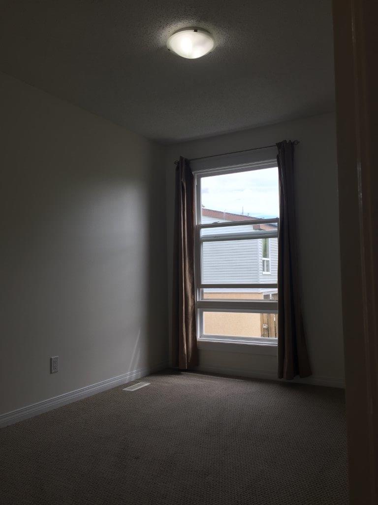 *** DISCOVER This DELIGHTFUL Family Townhome with Attached GARAGE *** - Thumbnail 32