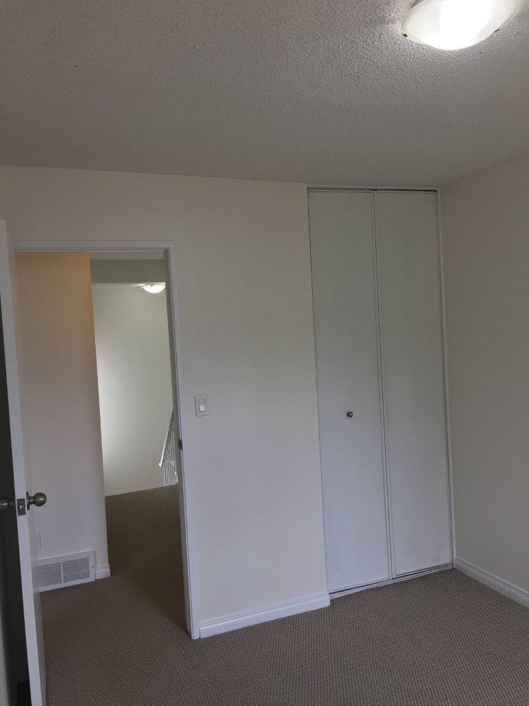 *** DISCOVER This DELIGHTFUL Family Townhome with Attached GARAGE *** - Thumbnail 33