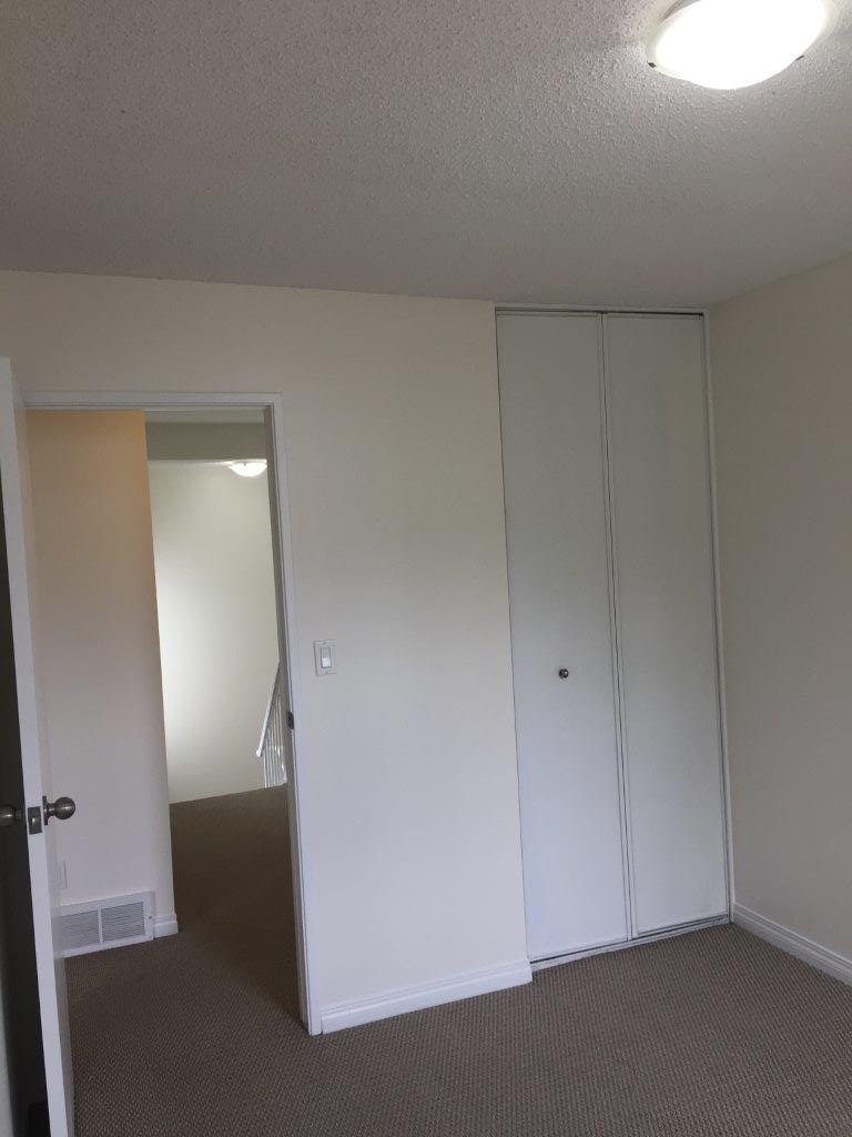*** DISCOVER This DELIGHTFUL Family Townhome with Attached GARAGE *** - Thumbnail 34