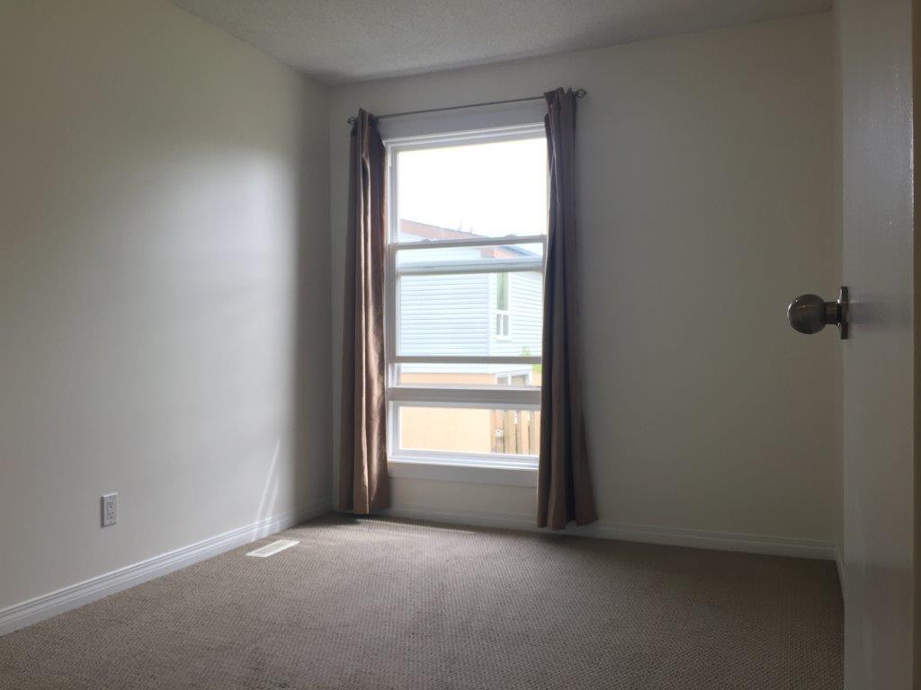 *** DISCOVER This DELIGHTFUL Family Townhome with Attached GARAGE *** - Thumbnail 36