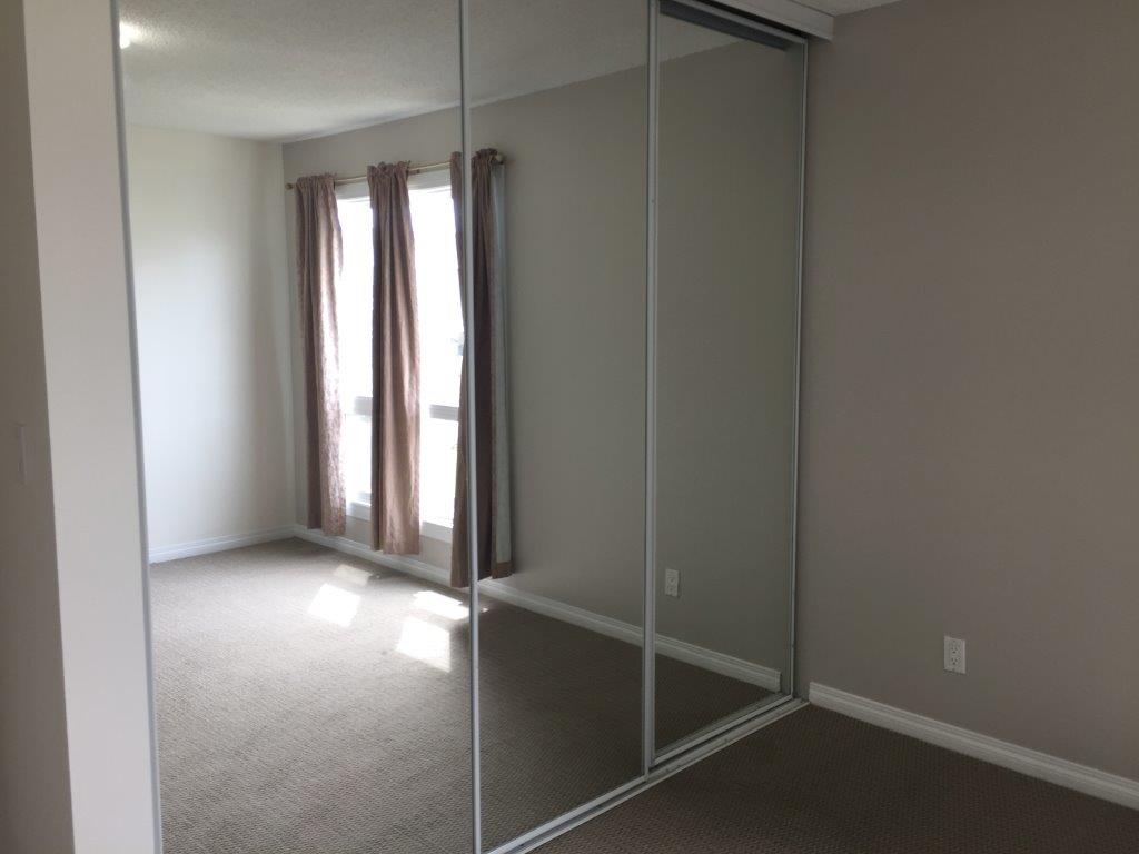 *** DISCOVER This DELIGHTFUL Family Townhome with Attached GARAGE *** - Thumbnail 39