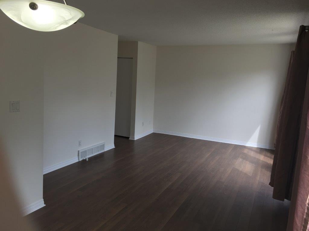 *** DISCOVER This DELIGHTFUL Family Townhome with Attached GARAGE *** - Thumbnail 16