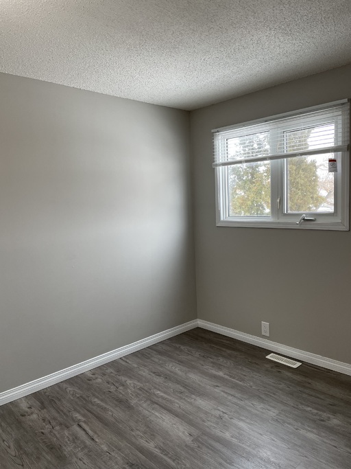>>> BIG Kitchen * FRESH Paint * LVP Floors * Fully-Upgraded 3-Bedroom Home >>> COME SEE! <<< - Thumbnail 19