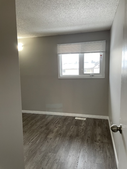 >>> BIG Kitchen * FRESH Paint * LVP Floors * Fully-Upgraded 3-Bedroom Home >>> COME SEE! <<< - Thumbnail 20