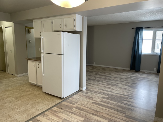 >>> BIG Kitchen * FRESH Paint * LVP Floors * Fully-Upgraded 3-Bedroom Home >>> COME SEE! <<< - Thumbnail 4