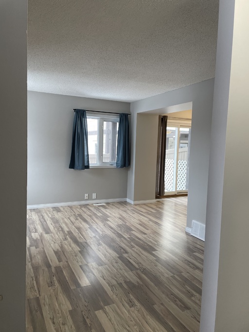 >>> BIG Kitchen * FRESH Paint * LVP Floors * Fully-Upgraded 3-Bedroom Home >>> COME SEE! <<< - Thumbnail 5