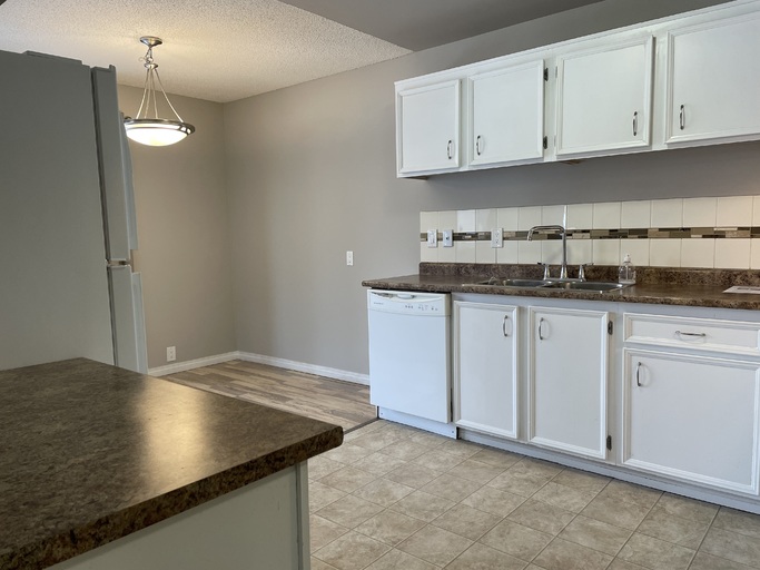 >>> BIG Kitchen * FRESH Paint * LVP Floors * Fully-Upgraded 3-Bedroom Home >>> COME SEE! <<< - Thumbnail 12