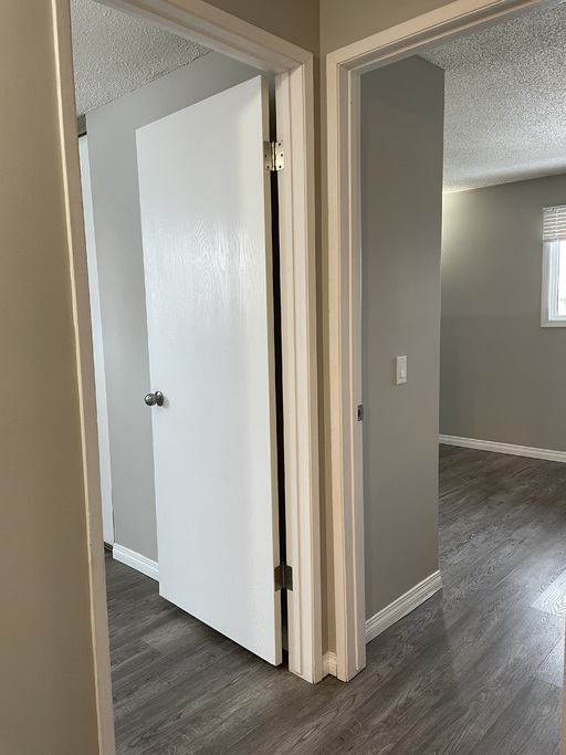 >>> BIG Kitchen * FRESH Paint * LVP Floors * Fully-Upgraded 3-Bedroom Home >>> COME SEE! <<< - Thumbnail 6