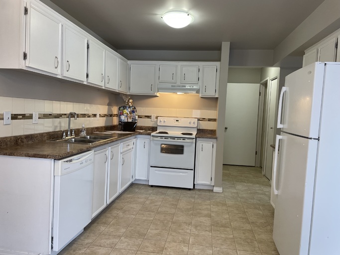 >>> BIG Kitchen * FRESH Paint * LVP Floors * Fully-Upgraded 3-Bedroom Home >>> COME SEE! <<< - Thumbnail 13