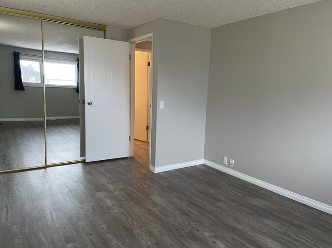 >>> BIG Kitchen * FRESH Paint * LVP Floors * Fully-Upgraded 3-Bedroom Home >>> COME SEE! <<< - Thumbnail 16