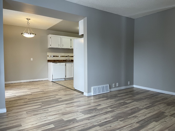>>> BIG Kitchen * FRESH Paint * LVP Floors * Fully-Upgraded 3-Bedroom Home >>> COME SEE! <<< - Thumbnail 3