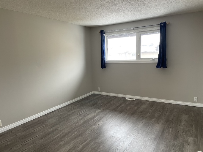 >>> BIG Kitchen * FRESH Paint * LVP Floors * Fully-Upgraded 3-Bedroom Home >>> COME SEE! <<< - Thumbnail 17