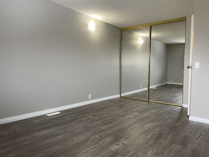 >>> BIG Kitchen * FRESH Paint * LVP Floors * Fully-Upgraded 3-Bedroom Home >>> COME SEE! <<< - Thumbnail 18