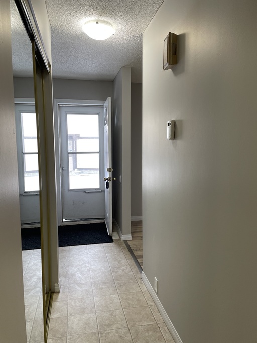 >>> BIG Kitchen * FRESH Paint * LVP Floors * Fully-Upgraded 3-Bedroom Home >>> COME SEE! <<< - Thumbnail 10
