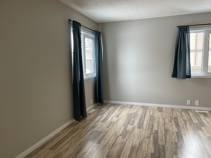 >>> BIG Kitchen * FRESH Paint * LVP Floors * Fully-Upgraded 3-Bedroom Home >>> COME SEE! <<< - Thumbnail 22
