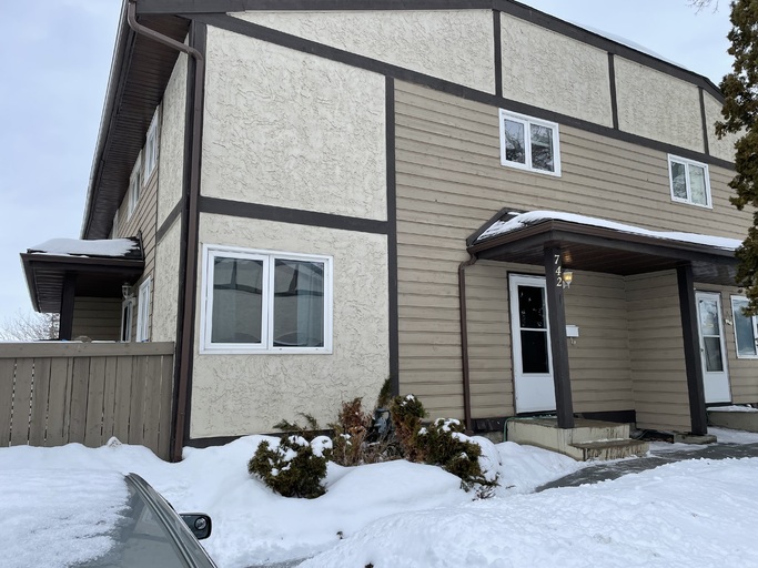 >>> BIG Kitchen * FRESH Paint * LVP Floors * Fully-Upgraded 3-Bedroom Home >>> COME SEE! <<< - Thumbnail 39