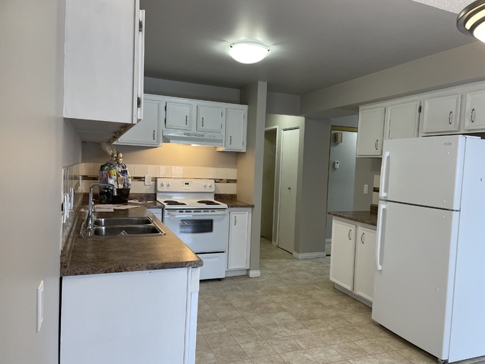 >>> BIG Kitchen * FRESH Paint * LVP Floors * Fully-Upgraded 3-Bedroom Home >>> COME SEE! <<< - Thumbnail 15