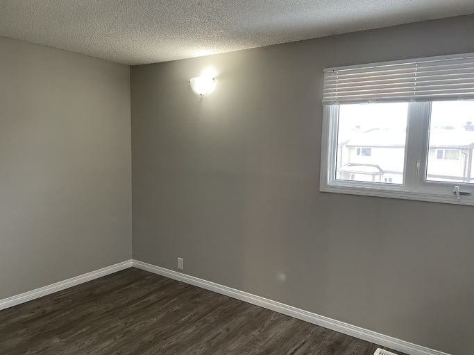 >>> BIG Kitchen * FRESH Paint * LVP Floors * Fully-Upgraded 3-Bedroom Home >>> COME SEE! <<< - Thumbnail 23
