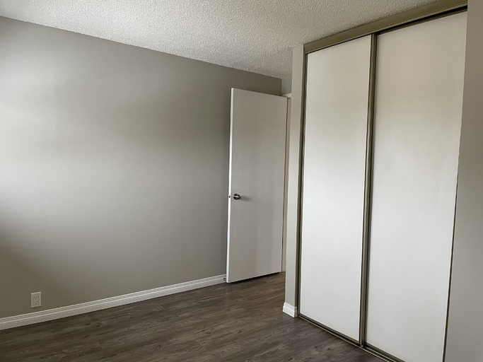 >>> BIG Kitchen * FRESH Paint * LVP Floors * Fully-Upgraded 3-Bedroom Home >>> COME SEE! <<< - Thumbnail 24