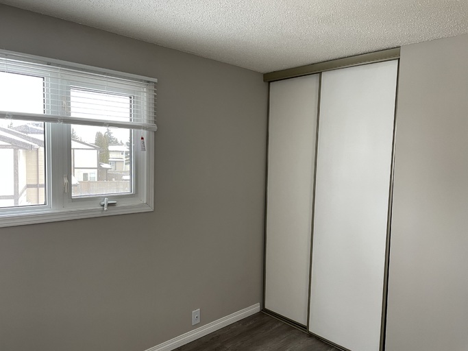 >>> BIG Kitchen * FRESH Paint * LVP Floors * Fully-Upgraded 3-Bedroom Home >>> COME SEE! <<< - Thumbnail 25