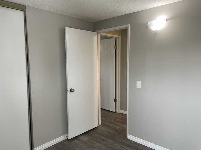 >>> BIG Kitchen * FRESH Paint * LVP Floors * Fully-Upgraded 3-Bedroom Home >>> COME SEE! <<< - Thumbnail 26