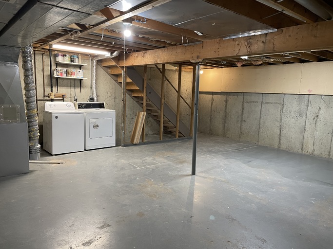 >>> BIG Kitchen * FRESH Paint * LVP Floors * Fully-Upgraded 3-Bedroom Home >>> COME SEE! <<< - Thumbnail 33