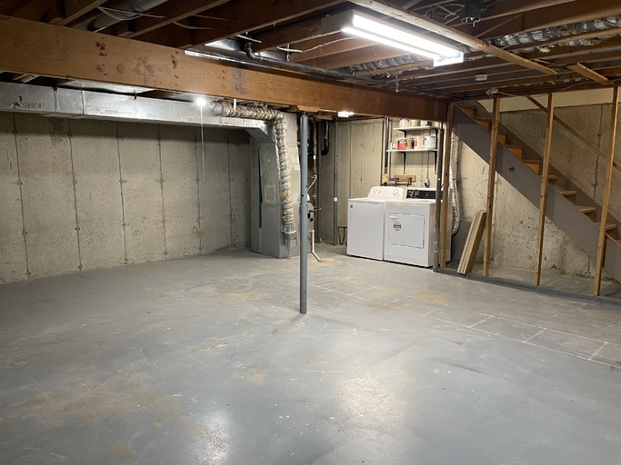 >>> BIG Kitchen * FRESH Paint * LVP Floors * Fully-Upgraded 3-Bedroom Home >>> COME SEE! <<< - Thumbnail 31