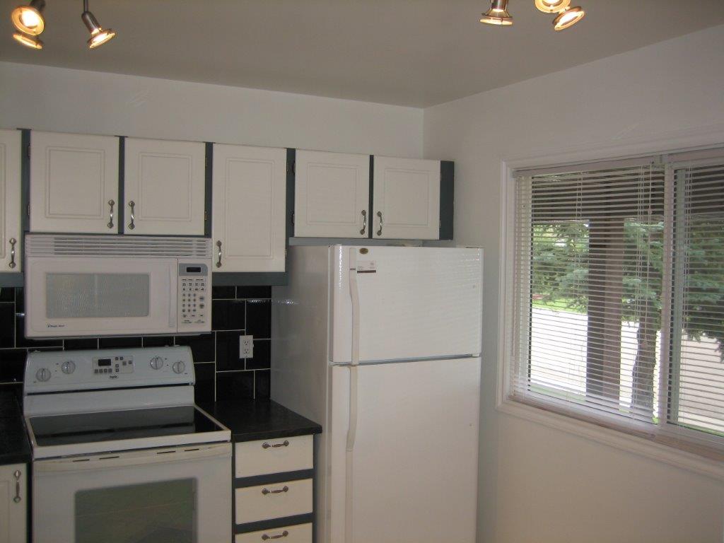 QUALITY 3-Bedroom Townhome ~ 1100 sqft ~ Rented NOW! - Thumbnail 30