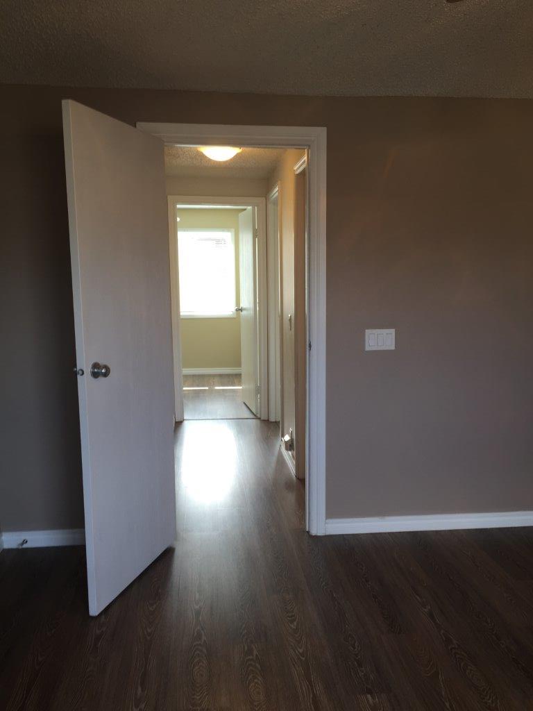 QUALITY 3-Bedroom Townhome ~ 1100 sqft ~ Rented NOW! - Thumbnail 8