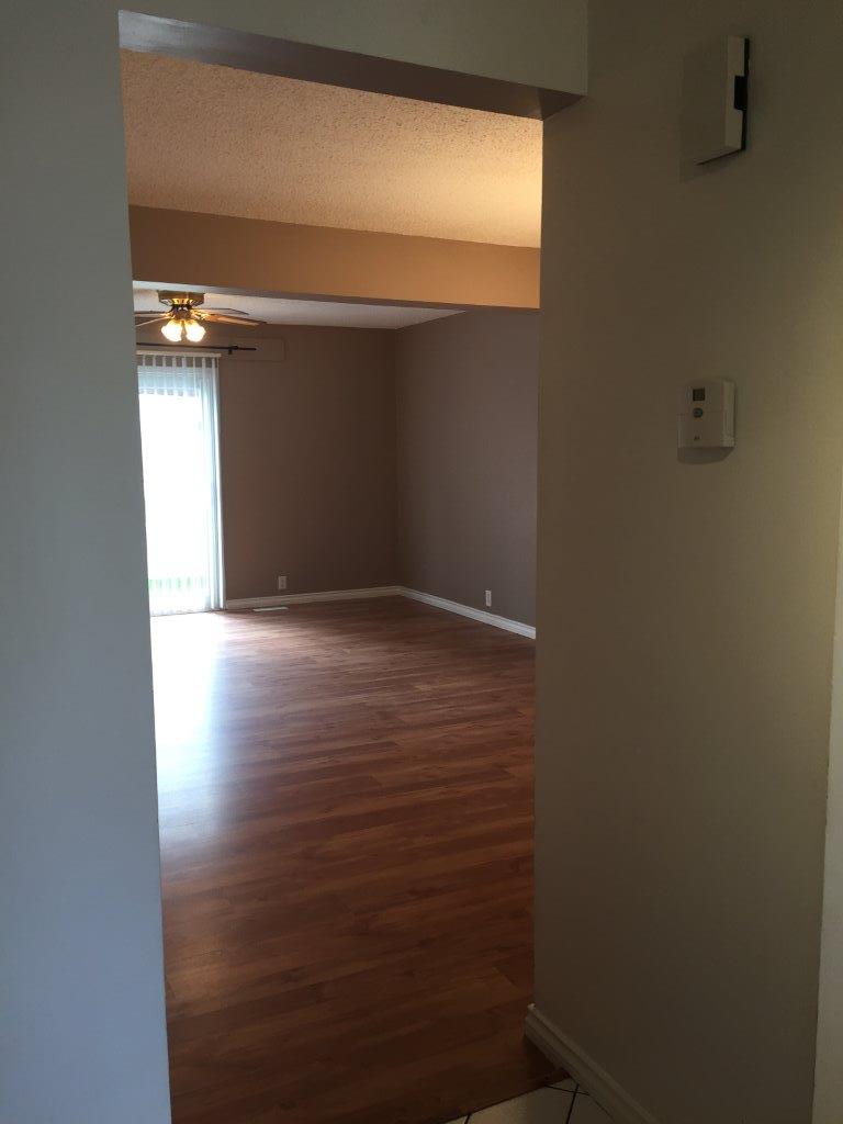 QUALITY 3-Bedroom Townhome ~ 1100 sqft ~ Rented NOW! - Thumbnail 12
