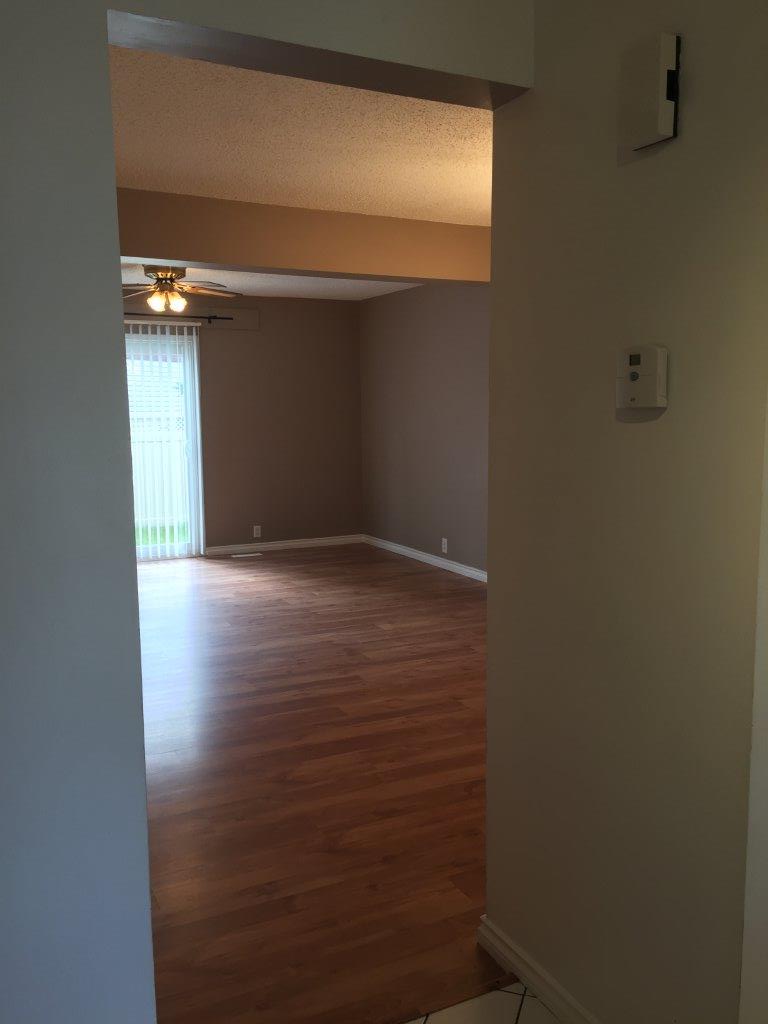 QUALITY 3-Bedroom Townhome ~ 1100 sqft ~ Rented NOW! - Thumbnail 2