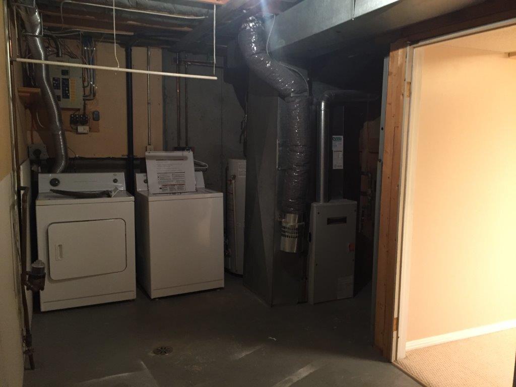 FRESH CLEAN Comfortable Townhome * 3-Bedrooms * 1.5 Bathrooms * Finished Basement - Thumbnail 35