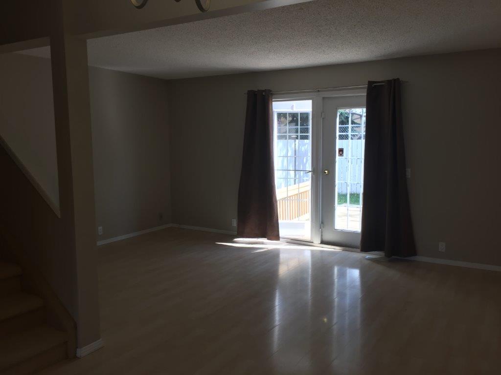 FRESH CLEAN Comfortable Townhome * 3-Bedrooms * 1.5 Bathrooms * Finished Basement - Thumbnail 4