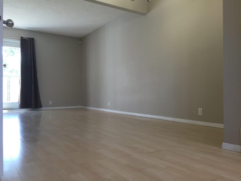 FRESH CLEAN Comfortable Townhome * 3-Bedrooms * 1.5 Bathrooms * Finished Basement - Thumbnail 5