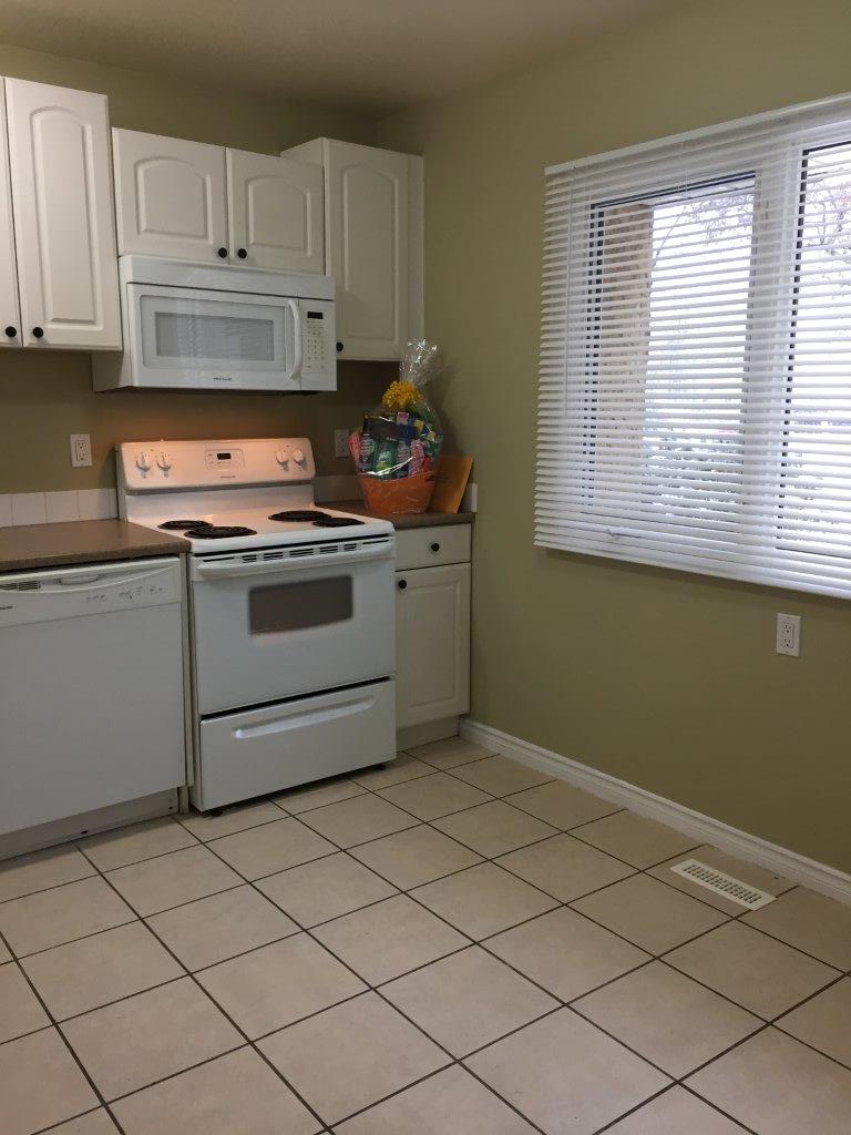 Fully-Renovated 3-Bedroom Family-Friendly Townhome + BONUS Basement Development! - Thumbnail 24