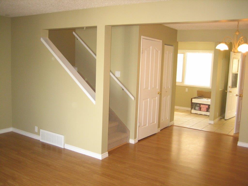 Fully-Renovated 3-Bedroom Family-Friendly Townhome + BONUS Basement Development! - Thumbnail 7